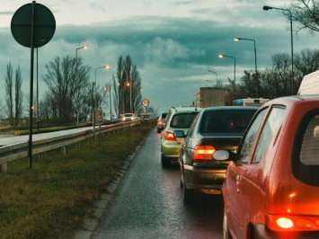 Город застрял в пробках из-за ДТП: какие улицы лучше объезжать