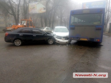 В Николаеве столкнулись автобус и две «легковушки»: один пострадавший, огромная пробка