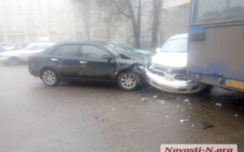 На Богоявленском проспекте авария с участием автобуса и двух автомобилей, есть пострадавшие