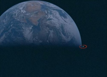Снимок большого НЛО, облетающего Землю, нашли в архивах миссии Apollo 10