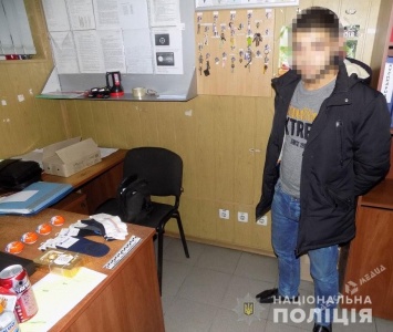 В Одесской области безработного юношу разоблачили на краже конфет и носков
