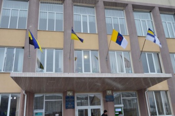 Город в Одесской области вывесил на здании мэрии флаг ВМС - в поддержку пленных украинских моряков
