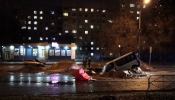 В Запорожской области микроавтобус слетел в вырытую коммунальщиками яму (Фото)