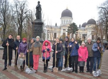Посади дерево: в Одессе прошла экологическая акция по озеленению улиц города