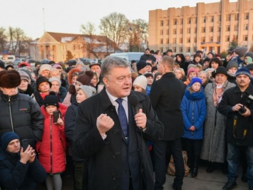 Порошенко: В первую очередь мы должны держать оружие наготове на территории Донецкой и Запорожской областей