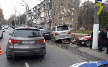 ДТП в Одессе: внедорожник влетел в припаркованные машины, уходя от столкновения (ФОТО)