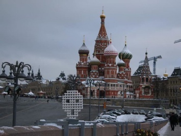 В Москве на месте убийства Бориса Немцова художник Константин Бенькович разместил работу "Крик"