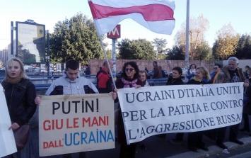 Митингующих против российской агрессии не подпустили в российскому посольству в Риме