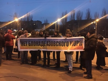 Жители Мариуполя вышли на митинг против действий РФ на Азове