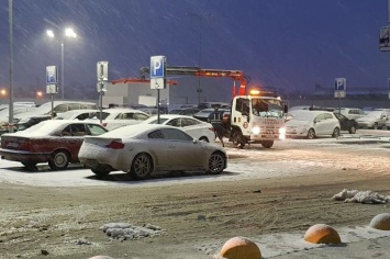 Снег в Крыму парализовал движение на дорогах и обесточил села