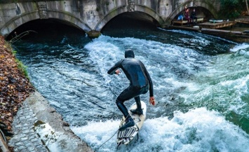 Как серферы катаются на волнах посреди парка в центре Мюнхера. Фото