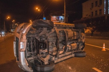 ДТП в Киеве: возле Индустриального моста опрокинулся внедорожник