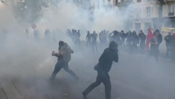 Разъяренная толпа штурмует Киевсовет, полицейские бессильны: озвучены требования к Кличко