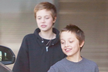 Дети Анджелины Джоли и Брэда Питта в Лос-Анджелесе: новые фото Шайло и Нокса