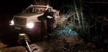 Несколько застрявших в снегу автомобилей пришлось вытаскивать крымским спасателям