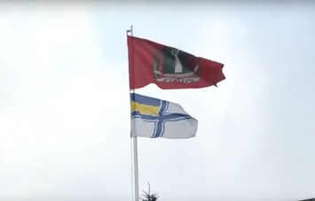 В сухопутных областях поднимают флаги в честь военно-морского позора Украины