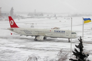 Из-за сильного снега одесский аэропорт не может принимать самолеты