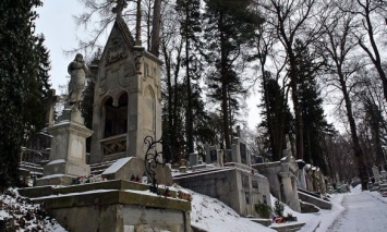 Во Львове оштрафовали трех поляков за фаер-шоу на Лычаковском кладбище
