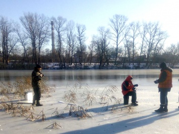 На Полтавщине рыбаки выходят на тонкий лед рек (фото)