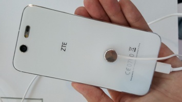 Смартфоны ZTE могут получить дисплей с отверстием для динамика