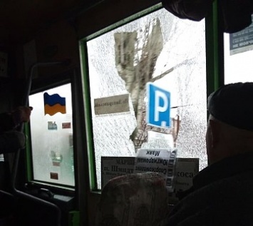 В Бердянске из-за непогоды пассажирский автобус остался без стекла