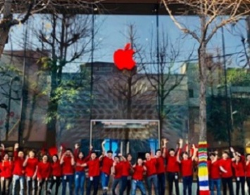 Apple перекрасила логотипы магазинов по всему миру в красный цвет