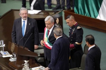 В Мексике вступил в должность президент с левыми взглядами