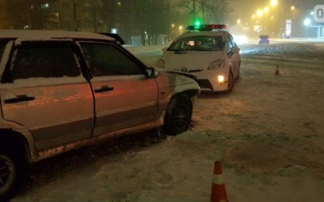 На Богоявленском проспекте на заснеженной дороге столкнулись два автомобиля