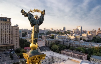 В Киеве засветилась скандальная любительница Путина: резво машет триколором, фото