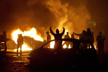 Столица в огне: разъяренная толпа сожгла здание фондовой биржи, пылают авто, кадры протеста