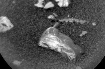 Марсоход Cutriosity обнаружил на Марсе загадочный блестящий объект