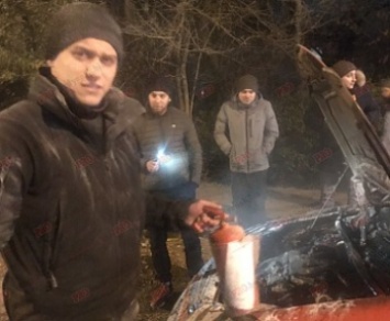 В Бердянске полицейские потушили горящий автомобиль (фото)