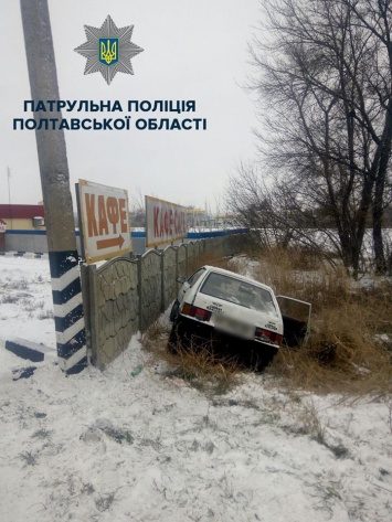 На трассе Киев-Харьков машина врезалась в столб и слетела в кювет (фото)