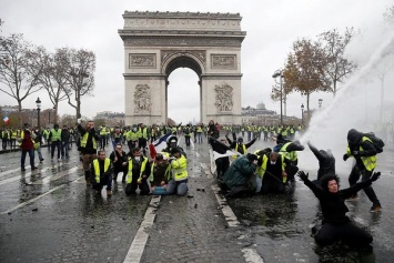 Во Франции протестующие повредили Триумфальную арку. Фото