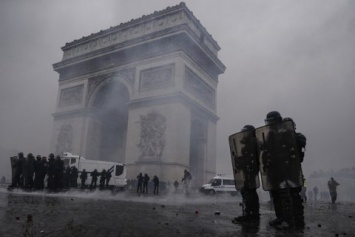 Протестующие в Париже повредили Триумфальную арку