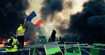 Во Франции протестующие обрисовали и повредили Триуфальную арку