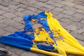 Сколько такой мрази еще ходит! Циничное уничтожение украинского флага устроили под Днепром. Видео