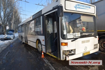 В центре Николаева маршрутный автобус врезался в ВАЗ