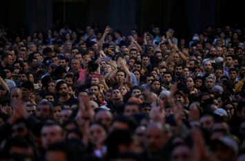 Восстание в столице: тысячи людей бунтуют против президента, начался массовый митинг