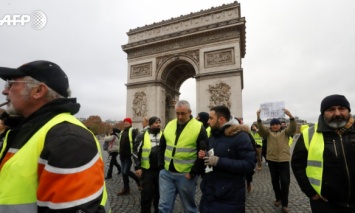 Число погибших в протестах в Париже возросло до трех