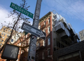 Бездомных жителей Нью-Йорка предложили селить в модулях на стенах домов