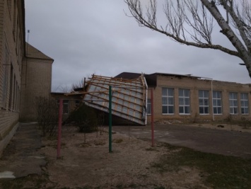 Одна из школ в Запорожской области осталась без крыши (ФОТО)