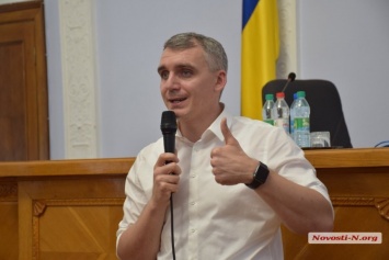 Директор департамента Сенкевича кроме оклада ежемесячно получает премию 9 -13 тыс. грн