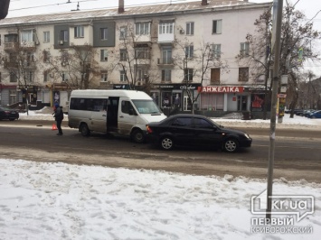 В Кривом Роге маршрутка врезалась в легковушку