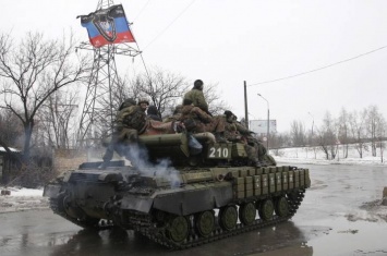 Боевики несут потери под Донецком, в город прут танки - соцсети