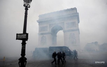 Во время протестов в Париже повредили Триумфальную арку
