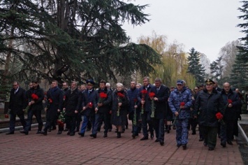 Возложение цветов состоялось у Вечного огня в Симферополе в честь Дня неизвестного солдата