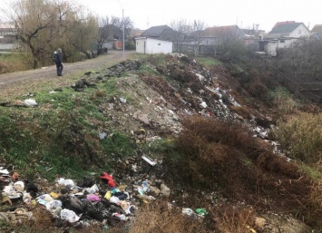 В селе под Одессой овраги превратили в стихийные свалки
