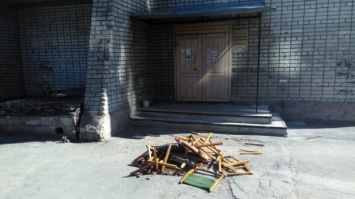 Разламывание стульев «Днепрогаза» на дрова признали не преступлением