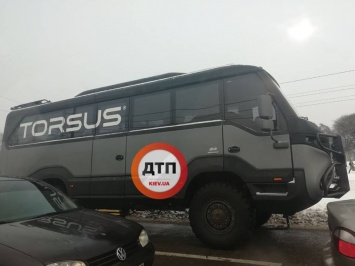 На украинских дорогах засняли уникальную внедорожную маршрутку